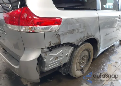 2014 Toyota Sienna Le z USA, uszkodzony, nr VIN 5TDKK3DC4ES440820